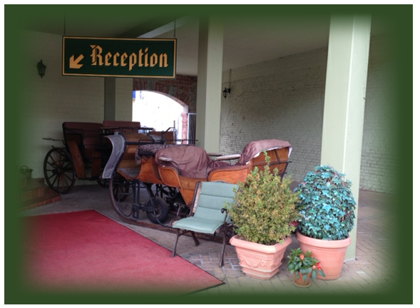 Eingang zur Rezeption mit dekorativer Pferdekutsche